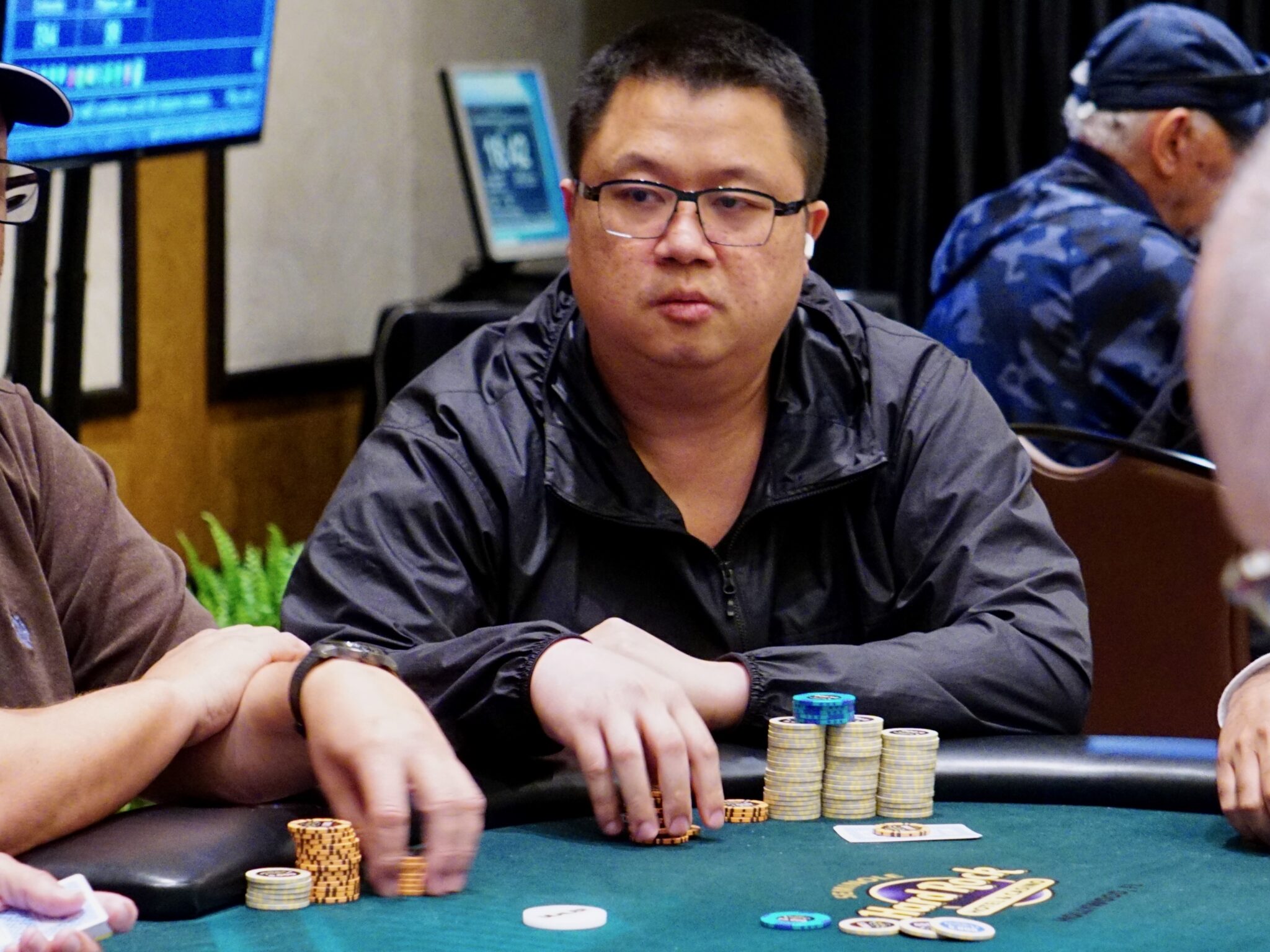 Event 21 Flight C: Bin Weng Leads the Field at the Break with 480,000 ...